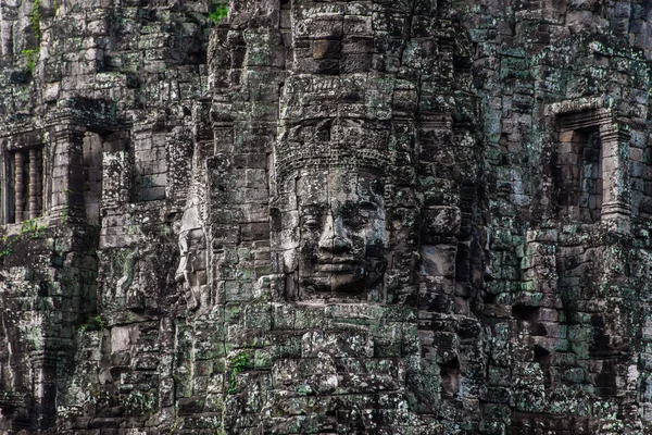 Prasat Bayon con caras de piedra sonrientes es el templo central del complejo Angkor Thom, Siem Reap, Camboya. Antigua arquitectura jemer y famoso monumento camboyano, Patrimonio de la Humanidad . —  Fotos de Stock