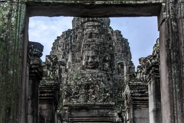 Prasat Bayon con caras de piedra sonrientes es el templo central del complejo Angkor Thom, Siem Reap, Camboya. Antigua arquitectura jemer y famoso monumento camboyano, Patrimonio de la Humanidad . —  Fotos de Stock