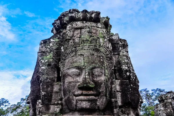 Prasat Bayon s úsměvem a kamenné tváře je centrální chrám z Angkor Thom komplexu, Siem Reap, Kambodža. Starověké khmerské architektury a slavné kambodžské památka světového dědictví. — Stock fotografie