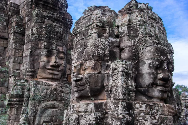 Prasat Bayon s úsměvem a kamenné tváře je centrální chrám z Angkor Thom komplexu, Siem Reap, Kambodža. Starověké khmerské architektury a slavné kambodžské památka světového dědictví. — Stock fotografie