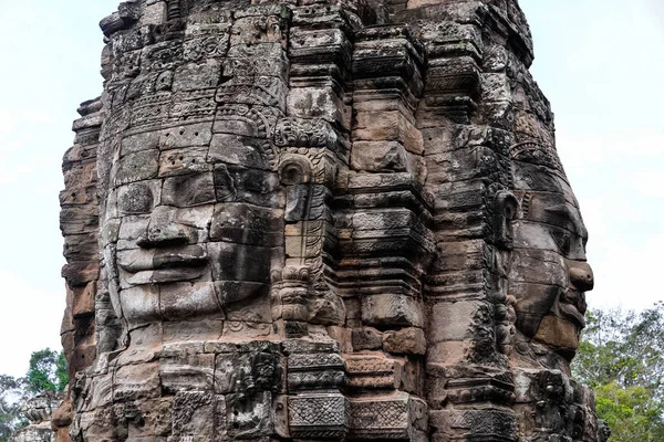 带着笑脸石座戎是中央神殿的吴哥 Thom 复杂，暹粒，柬埔寨。古高棉建筑和著名的柬埔寨地标、 世界文化遗产. — 图库照片