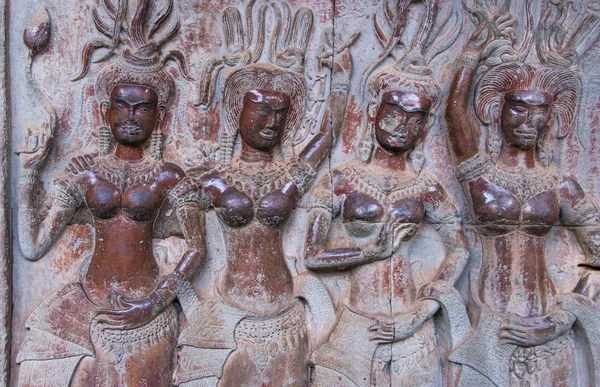 Wszystko kamienne rzeźby Apsara jest piękny i uwodzicielski dziewczyna z mitologii indyjskiej w Angkor Wat, Kambodża — Zdjęcie stockowe