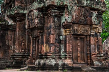 Banteay Srei büyük ölçüde kırmızı kumtaşı inşa ve bir 10 yüzyıla Kamboçyalı tapınak Hindu tanrısı için Shiva, Siem Reap, Kamboçya adanmış
