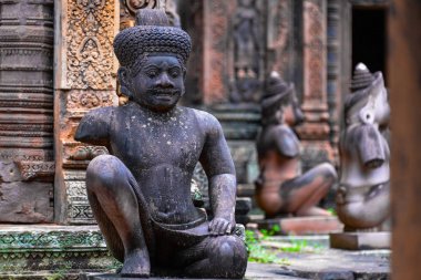 Banteay Srei büyük ölçüde kırmızı kumtaşı inşa ve bir 10 yüzyıla Kamboçyalı tapınak Hindu tanrısı için Shiva, Siem Reap, Kamboçya adanmış
