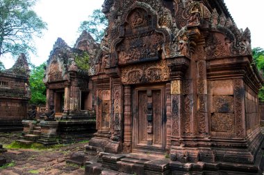Banteay Srei büyük ölçüde kırmızı kumtaşı inşa ve bir 10 yüzyıla Kamboçyalı tapınak Hindu tanrısı için Shiva, Siem Reap, Kamboçya adanmış