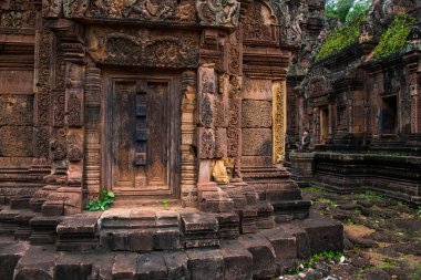 Banteay Srei büyük ölçüde kırmızı kumtaşı inşa ve bir 10 yüzyıla Kamboçyalı tapınak Hindu tanrısı için Shiva, Siem Reap, Kamboçya adanmış