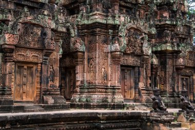 Banteay Srei büyük ölçüde kırmızı kumtaşı inşa ve bir 10 yüzyıla Kamboçyalı tapınak Hindu tanrısı için Shiva, Siem Reap, Kamboçya adanmış