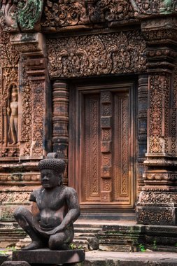 Banteay Srei büyük ölçüde kırmızı kumtaşı inşa ve bir 10 yüzyıla Kamboçyalı tapınak Hindu tanrısı için Shiva, Siem Reap, Kamboçya adanmış