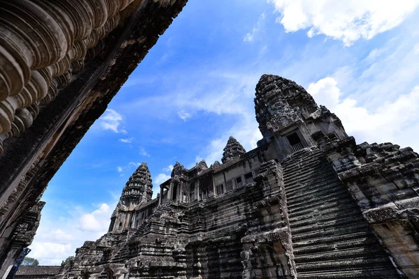 Angkor Wat is a temple complex in Cambodia and the largest religious monument in the world — Stock Photo, Image