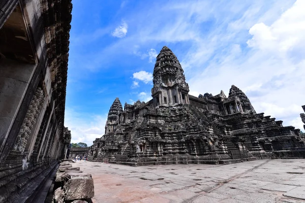 Angkor Wat is a temple complex in Cambodia and the largest religious monument in the world — Stock Photo, Image