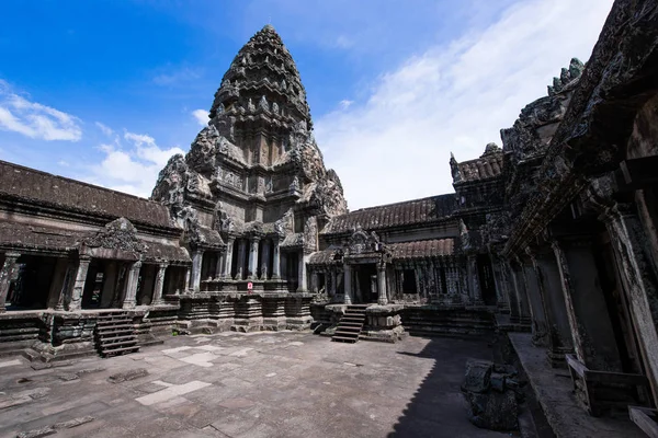 Angkor Wat is a temple complex in Cambodia and the largest religious monument in the world — Stock Photo, Image