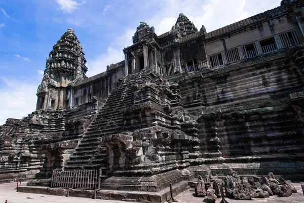 Angkor Wat é um complexo de templos no Camboja e o maior monumento religioso do mundo — Fotografia de Stock