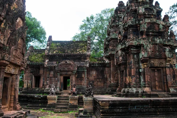 Banteay Srei büyük ölçüde kırmızı kumtaşı inşa ve bir 10 yüzyıla Kamboçyalı tapınak Hindu tanrısı için Shiva, Siem Reap, Kamboçya adanmış