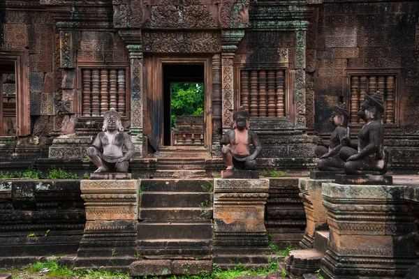 Banteay Srei est construit en grande partie en grès rouge et est un temple cambodgien du Xe siècle dédié au dieu hindou Shiva, Siem Reap, Cambodge — Photo
