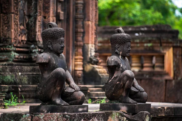 Banteay Srei je postaven převážně z červeného pískovce a je 10 kambodžský chrám zasvěcený hinduistického boha Šivy, Siem Reap, Kambodža — Stock fotografie