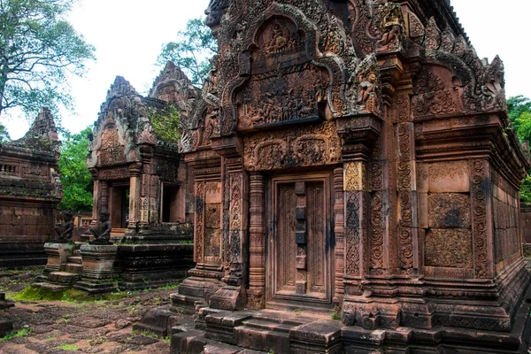 Banteay Srei ist größtenteils aus rotem Sandstein erbaut und ein kambodschanischer Tempel aus dem 10. Jahrhundert, der dem hinduistischen Gott Shiva, siem reap, Kambodscha gewidmet ist. — Stockfoto