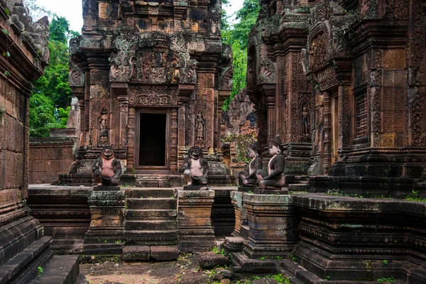 バンテアイ ・ スレイは、ヒンドゥー教の神シヴァ神、シェムリ アップ、カンボジアに専用 10 世紀カンボジアの寺院は、赤い砂岩の主おり — ストック写真