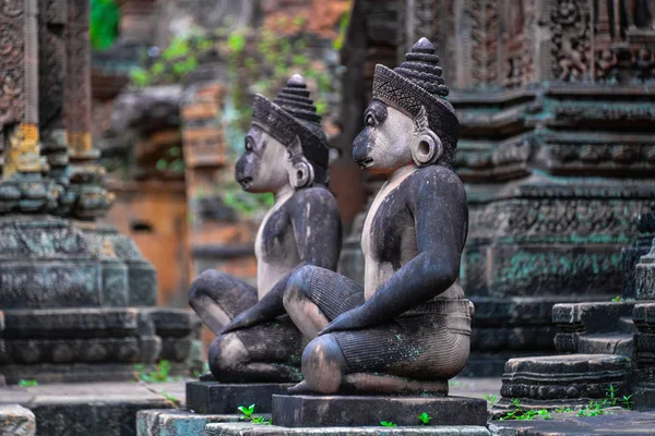 Banteay Srei está construido en gran parte de piedra arenisca roja y es un templo camboyano del siglo X dedicado al dios hindú Shiva, Siem Reap, Camboya —  Fotos de Stock