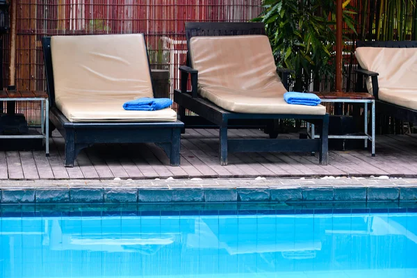 Piscina e cama — Fotografia de Stock