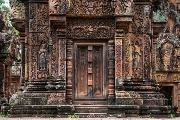 Banteay Srei est construit en grande partie en grès rouge et est un temple cambodgien du Xe siècle dédié au dieu hindou Shiva, Siem Reap, Cambodge — Photo