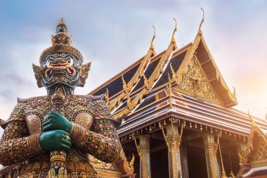 Wat Phra Kaew, Emerald Buddha Tapınağı, Wat Phra Kaew Bangkok'un en ünlü turistik mekanları biridir