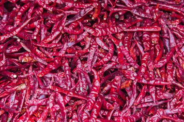 Kurutulmuş kırmızı biber kadar kapatın
