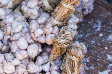 Ahşap raf karanfil ve sarımsak ampul sarımsak