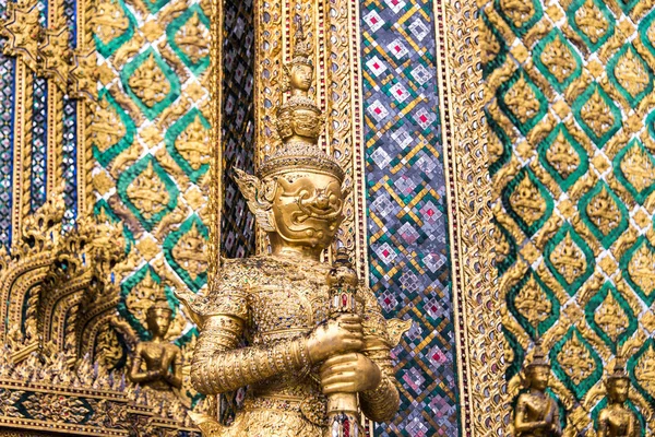 Une statue de Yaksa sur la garde du temple au Temple du Bouddha Émeraude, Bangkok, Thaïlande — Photo