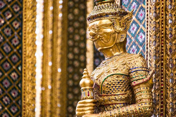 Uma estátua de Yaksa no templo guarda no Templo da Esmeralda Buda, Bangkok, Tailândia — Fotografia de Stock