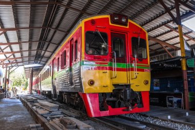Samut Songkhram, Tayland-Eylül 12,2017: Ünlü tren Pazar veya Maeklong, Tayland, Tayland ünlü Pazar landmark birini katlanır şemsiye markette.
