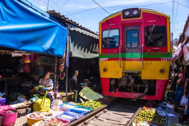 Samut Songkhram, Tayland-Eylül 12,2017: Ünlü tren Pazar veya Maeklong, Tayland, Tayland ünlü Pazar landmark birini katlanır şemsiye markette.