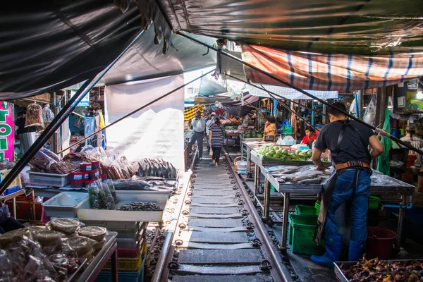Samut Songkhram, Tailandia-SEP 12,2017: El famoso mercado ferroviario o mercado de sombrillas plegables en Maeklong, Tailandia, uno de los famosos hitos del mercado en Tailandia . — Foto de Stock