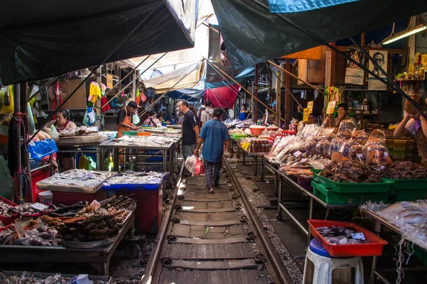 Samut Songkhram, Tailândia-SEP 12,2017: O famoso mercado ferroviário ou mercado de guarda-chuva dobrável em Maeklong, Tailândia, um dos famosos marcos do mercado na Tailândia . — Fotografia de Stock