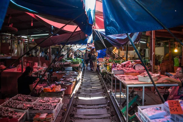 Samut Songkhram, Tailândia-SEP 12,2017: O famoso mercado ferroviário ou mercado de guarda-chuva dobrável em Maeklong, Tailândia, um dos famosos marcos do mercado na Tailândia . — Fotografia de Stock