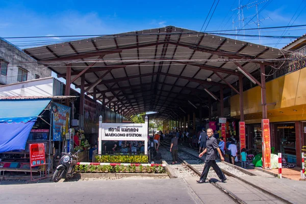 Samut Songkhram, Tailandia-SEP 12,2017: El famoso mercado ferroviario o mercado de sombrillas plegables en Maeklong, Tailandia, uno de los famosos hitos del mercado en Tailandia . — Foto de Stock