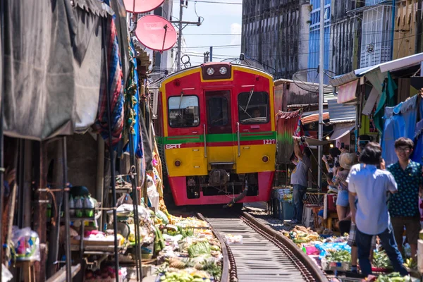 Samut Songkhram, Thailand-Sep 12,2017: De beroemde spoorwegmarkt of opvouwbare paraplu markt op Maeklong, Thailand, een van de beroemde markt landmark in Thailand. — Stockfoto