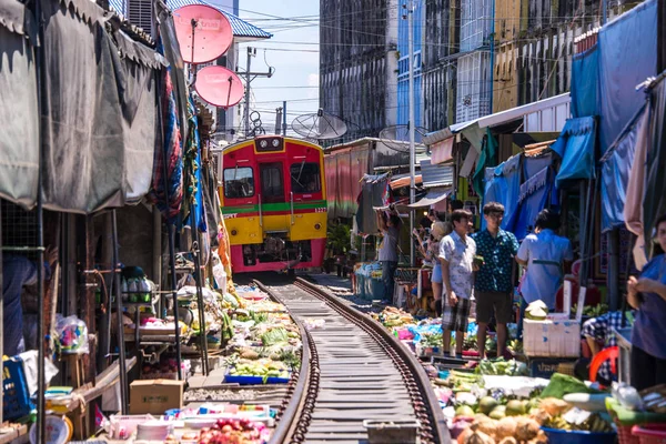 Samut Songkhram, Tayland-Eylül 12,2017: Ünlü tren Pazar veya Maeklong, Tayland, Tayland ünlü Pazar landmark birini katlanır şemsiye markette.
