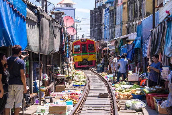 Samut Songkhram, Thailand-Sep 12,2017: De beroemde spoorwegmarkt of opvouwbare paraplu markt op Maeklong, Thailand, een van de beroemde markt landmark in Thailand. — Stockfoto