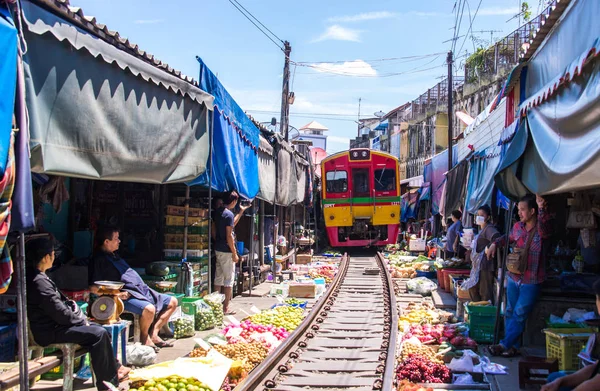 Samut Songkhram, Thailandia-SEP 12,2017: Il famoso mercato ferroviario o mercato degli ombrelli pieghevoli a Maeklong, Thailandia, uno dei più famosi punti di riferimento del mercato in Thailandia . — Foto Stock