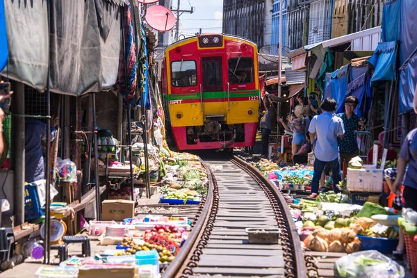 Samut Songkhram, Thailand-Sep 12,2017: De beroemde spoorwegmarkt of opvouwbare paraplu markt op Maeklong, Thailand, een van de beroemde markt landmark in Thailand. — Stockfoto