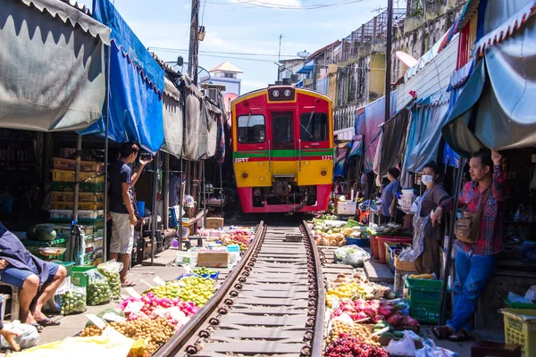 Samut Songkhram, Thailand-Sep 12,2017: De beroemde spoorwegmarkt of opvouwbare paraplu markt op Maeklong, Thailand, een van de beroemde markt landmark in Thailand. — Stockfoto