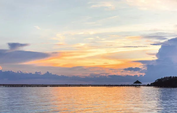 Tahta üzerinde mesafe gün batımı ile denizde — Stok fotoğraf