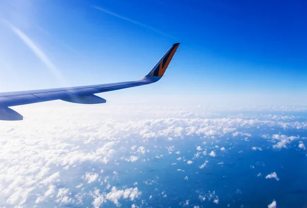 Wing of an airplane flying on the sky — Stock Photo, Image