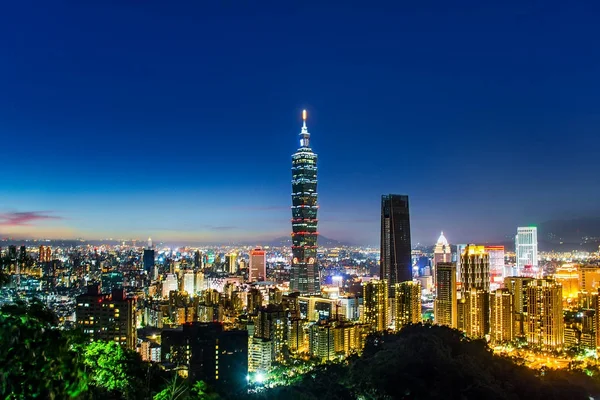 Taipei World Financial Center is a landmark skyscraper in Taipei, Taiwan. The building was officially classified as the world's tallest in 2004 until 2010. — Stock Photo, Image