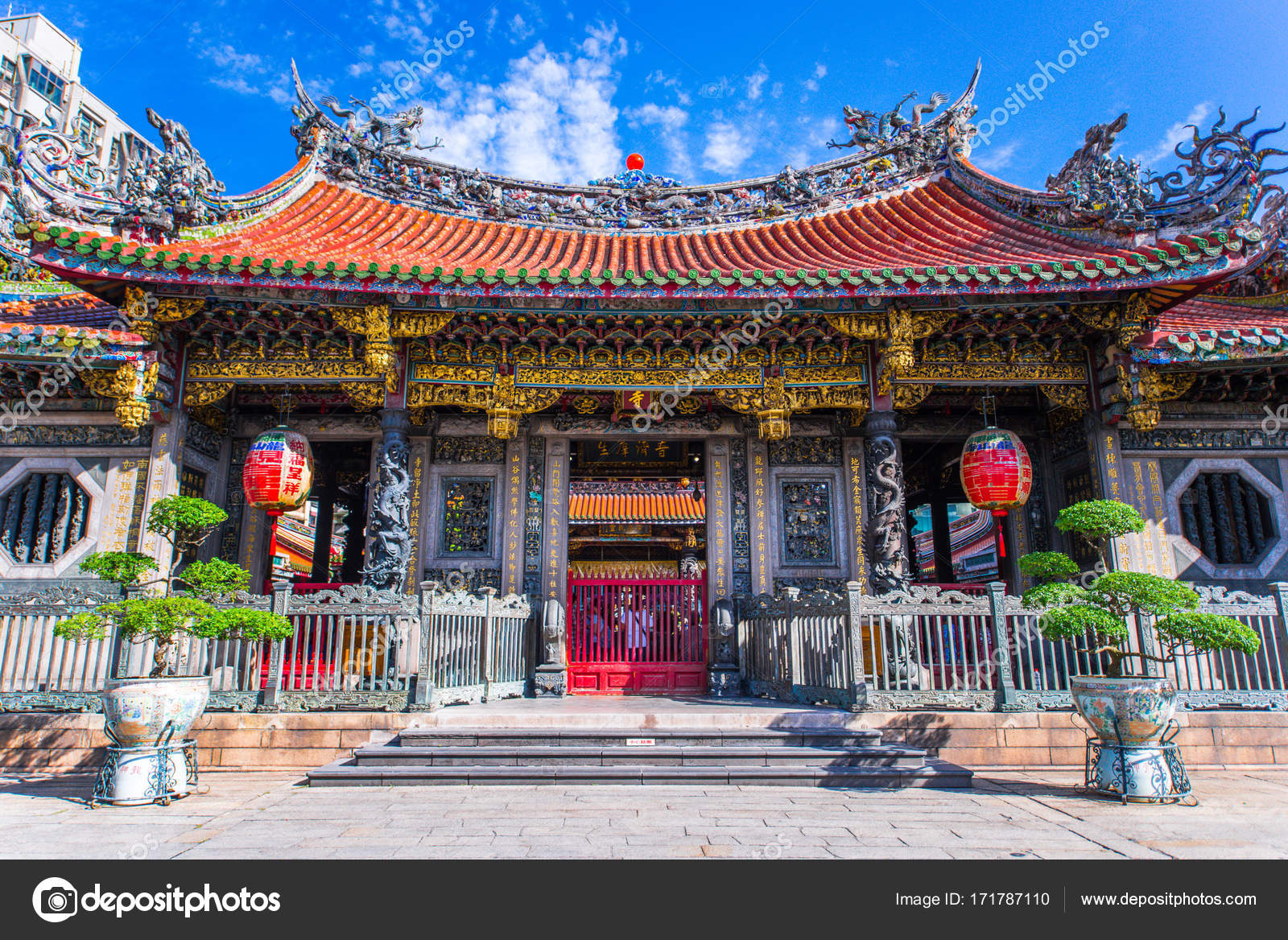 Longshan Temple is the name of at least five famous temples in Taiwan, is  located in Taipei. — Stock Editorial Photo © kikujungboy #171787110, image size:1600x1168