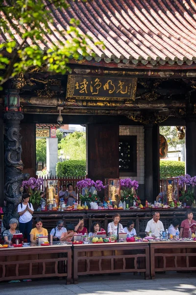 Prières prient au temple Longshan est le nom d'au moins cinq temples célèbres à Taiwan, est situé à Taipei . — Photo