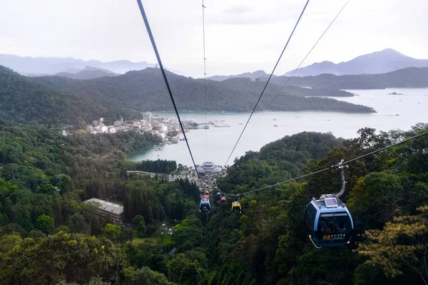 日月潭でケーブルのロープウェイは、台湾だけでなく、観光地での水の最大の体です。勇知郷、南投、台湾にあります。 — ストック写真