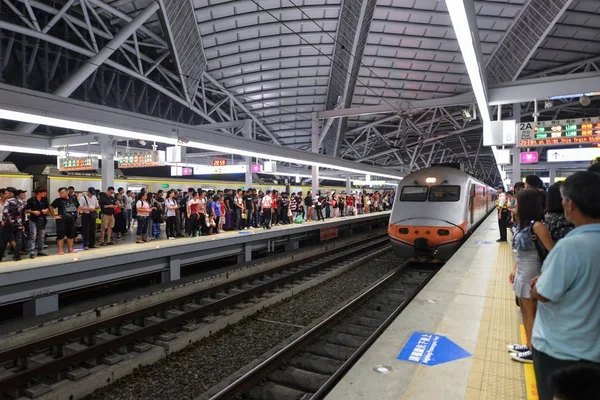 Платформа тайваньской высокоскоростной станции Тайчун. Высокоскоростная железная дорога Тайваня стала самым важным транспортом — стоковое фото