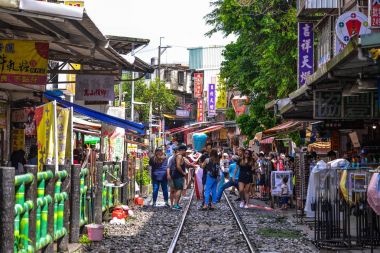 Pingxi bölgesinin Shifen eski Street bölüm fener başlatılması için bu hat boyunca ünlü turistik durur biri haline gelmiştir.