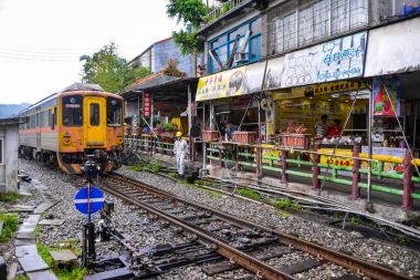 Tren Shifen eski sokak bölümüne Pingxi bölgesinin ünlü turistik durur fener başlatılması için bu hat boyunca biri haline gelmiştir.